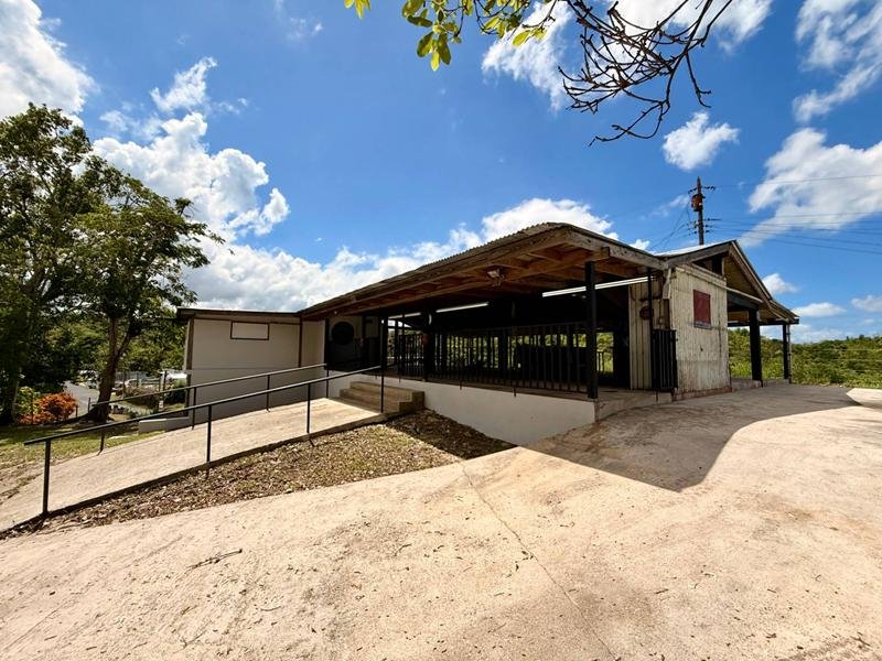 Rampa de acceso hacia el área techada del centro de actividades