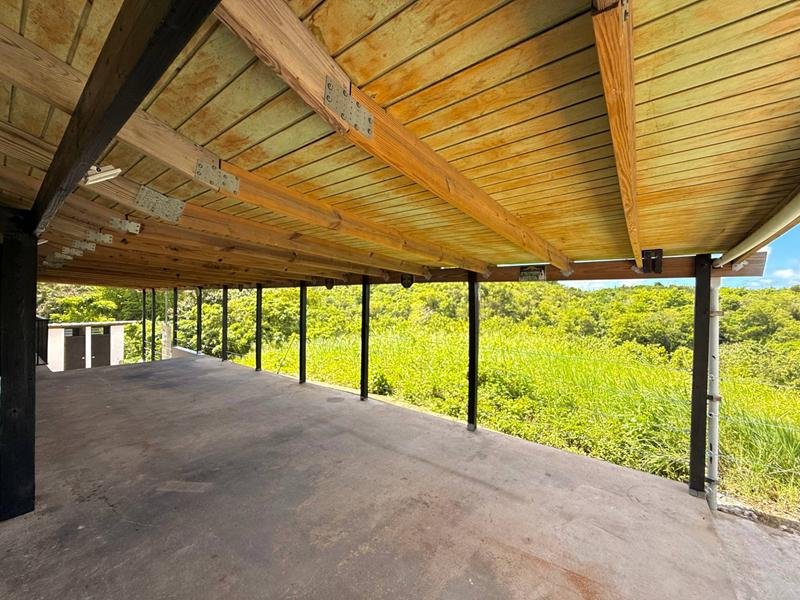 Área techada abierta con vista a la vegetación de Morovis