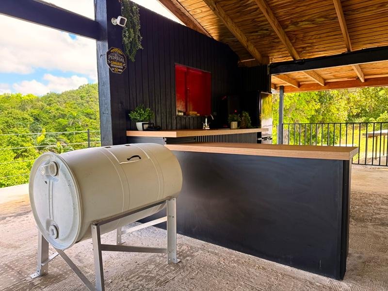 Barra de la cocina y nevera casera para cervezas en forma de tanque blanco sobre base de metal
