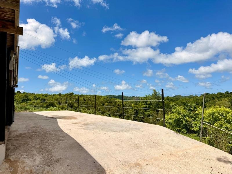 Terraza abierta con vista al cielo y a las montañas