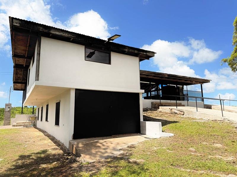 Nivel inferior del edificio con portón negro